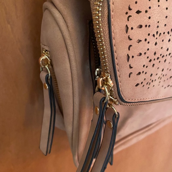 Neutral suede-like crossbody bag, like new! - Picture 4 of 9